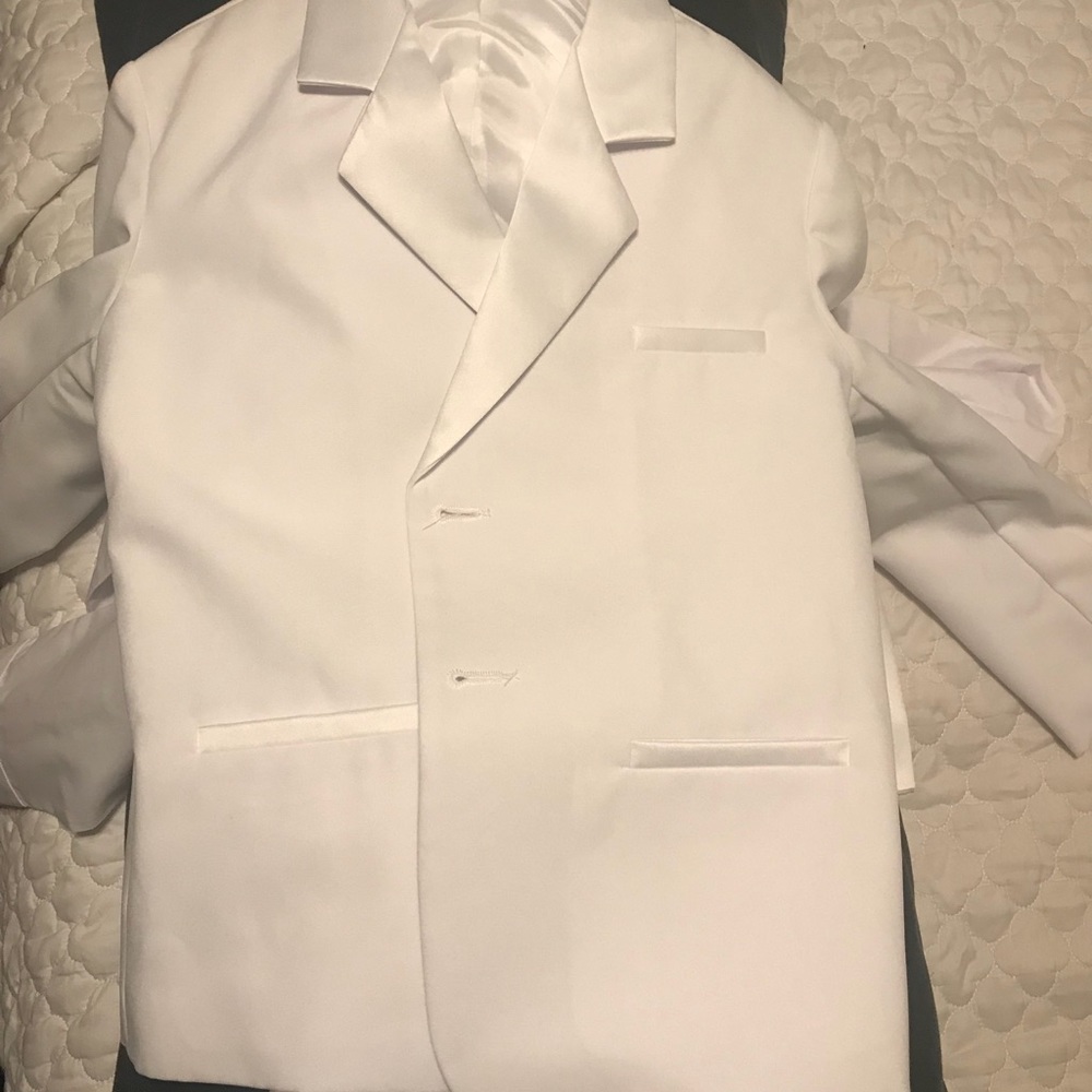 White 5 piece suit:pants /shirt/vest/ tie/blazer